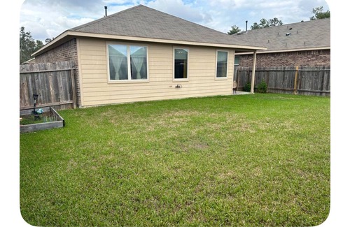 Conroe Maison | Charming 2-bedroom house in wonderful Roman Forest with AC