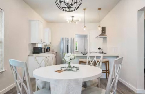 Government Hill Maison | Charming 2-bedroom house in wonderful San Antonio with AC