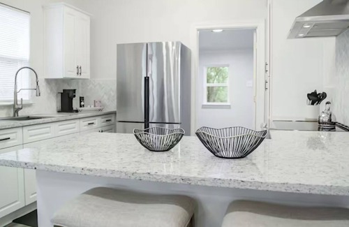 Government Hill Maison | Charming 2-bedroom house in wonderful San Antonio with AC