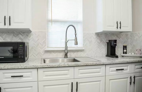 Government Hill Maison | Charming 2-bedroom house in wonderful San Antonio with AC