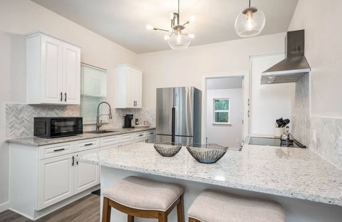 Government Hill Maison | Charming 2-bedroom house in wonderful San Antonio with AC