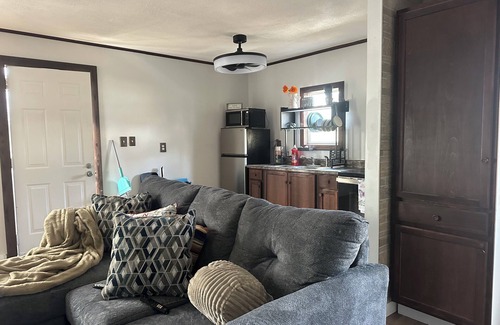 Sandersville Cottage | Charming 2-bedroom tiny country house conviently located near BOK HOMA CASINO!!