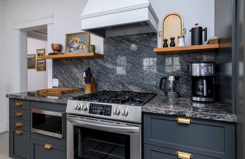Santa Paula Maison | Charming 2-bedroom bungalow in Santa Paula with WiFi, AC