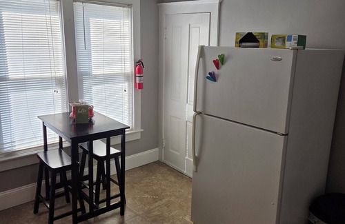 Springfield Maison | Charming 2-bedroom duplex in brilliant Springfield with AC
