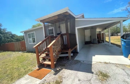 Three Rivers Maison | Charming 2-bedroom house with AC, WiFi in wonderful Three Rivers