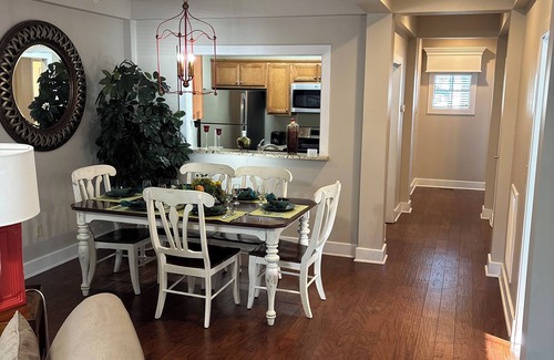 Lackey Copropriété | Charming 2-bedroom condo in delightful Williamsburg with fitness room, AC