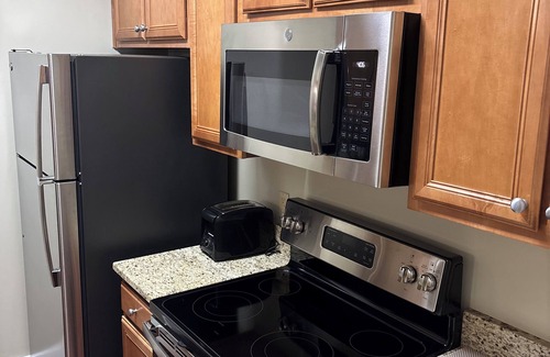 Lackey Copropriété | Charming 2-bedroom condo in delightful Williamsburg with fitness room, AC