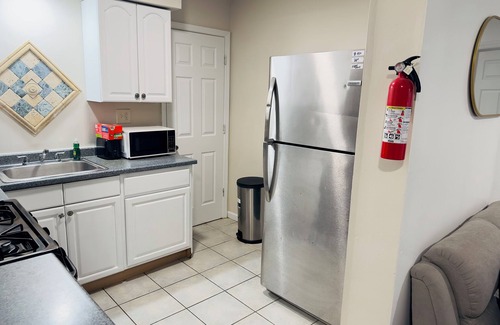 Newark Maison | Charming 2-bedroom with AC/heat and WiFi 6 mins from EWR 30 mins to NYC