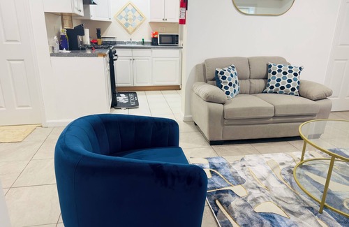 Newark Maison | Charming 2-bedroom with AC/heat and WiFi 6 mins from EWR 30 mins to NYC