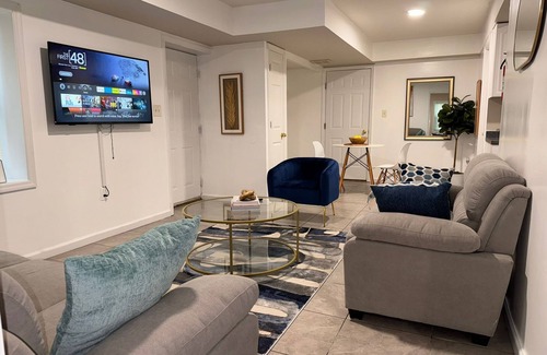 Newark Maison | Charming 2-bedroom with AC/heat and WiFi 6 mins from EWR 30 mins to NYC