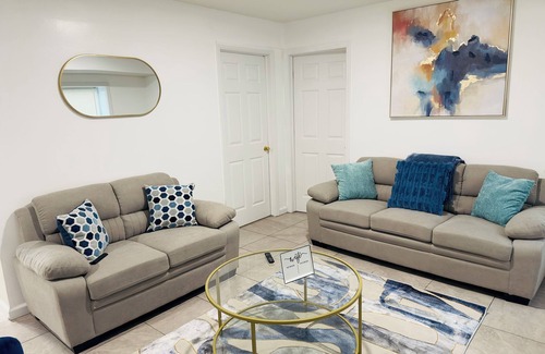 Newark Maison | Charming 2-bedroom with AC/heat and WiFi 6 mins from EWR 30 mins to NYC