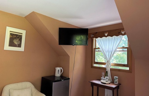 Etna Maison | Charming 2-bedrooms with full bath - WiFi, AC in lovely Forest getaway