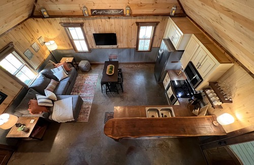 Rising Fawn Maison | Charming 2-BR 1BA with private hot tub near McLemore, Cloudland Canyon State Pk.