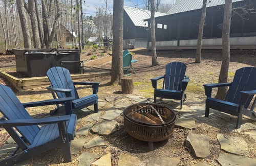 Rising Fawn Maison | Charming 2-BR 1BA with private hot tub near McLemore, Cloudland Canyon State Pk.