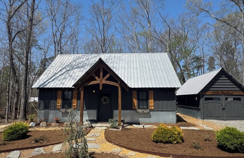 Rising Fawn Maison | Charming 2-BR 1BA with private hot tub near McLemore, Cloudland Canyon State Pk.