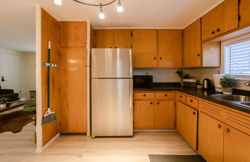 Gold Hill Cottage | Hot Tub w/ River Views / Close to I-5 / Private Patio