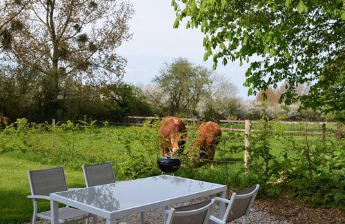 Sainte-Marie-du-Mont Cottage | Maison cosy avec jardin, proche Utah Beach, équipements bébé, animaux acceptés, détente assurée