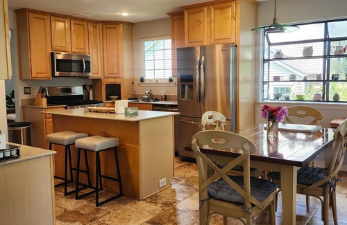 Lake Ridge Maison | Charming 2 levels guest unit in a house in amazing lake ridge area.