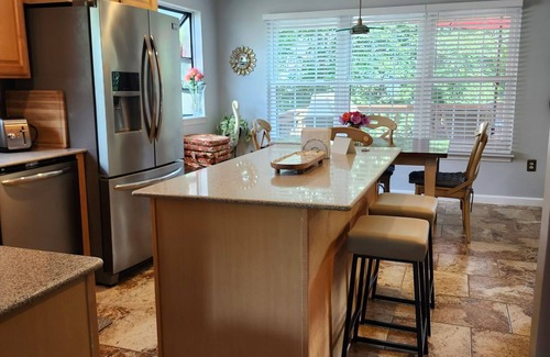 Lake Ridge Maison | Charming 2 levels guest unit in a house in amazing lake ridge area.
