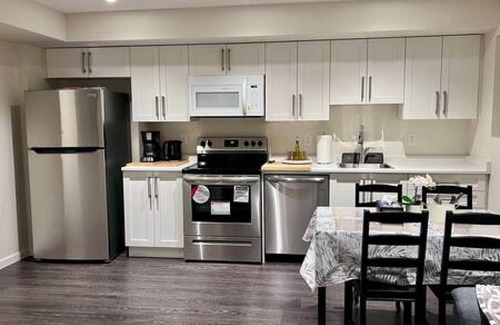 Surrey Maison | Charming 2BD Basement Suite, Surrey!