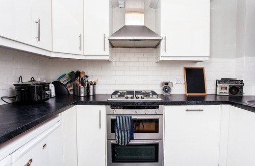 St. George's Maison | Charming Peaceful 2-BED with Parking and Garden