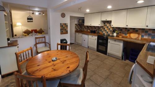 Ilminster Maison | Charming 2BR Edwardian House in Market Town