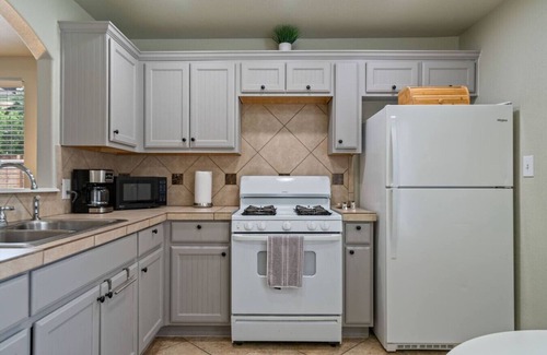 St. Johns Maison | Charming 2BR Getaway | Near Downtown & Mueller