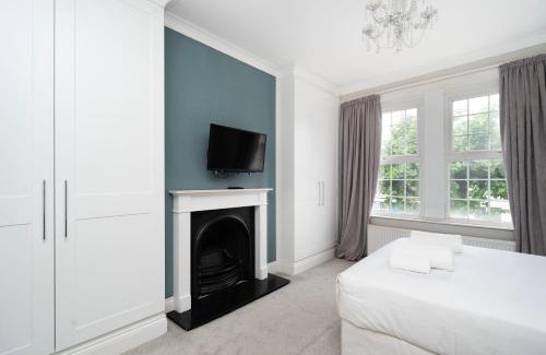Southgate Maison | Charming 2BR House on Avenue Road