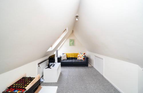 Southgate Maison | Charming 2BR House on Avenue Road