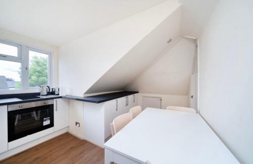 Southgate Maison | Charming 2BR House on Avenue Road