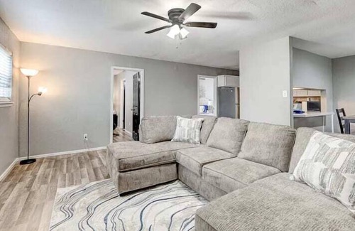 Lawton Appartement | Charming 2BR in Central Lawton - Near Fort Sill!