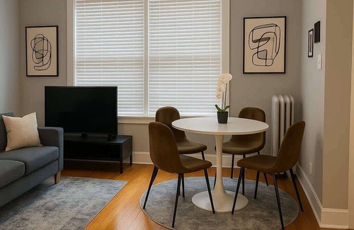 West Lakeview Appartement | Charming 2BR in Vibrant Lakeview