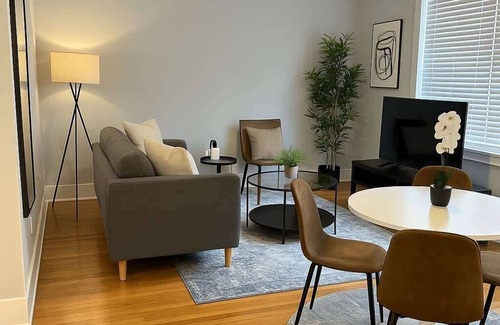 West Lakeview Appartement | Charming 2BR in Vibrant Lakeview