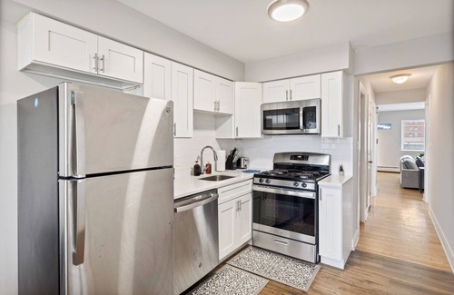 Des Plaines Appartement | Charming 2BR Near O'Hare – Relax & Explore