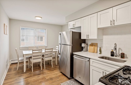 Des Plaines Appartement | Charming 2BR Near O'Hare – Relax & Explore