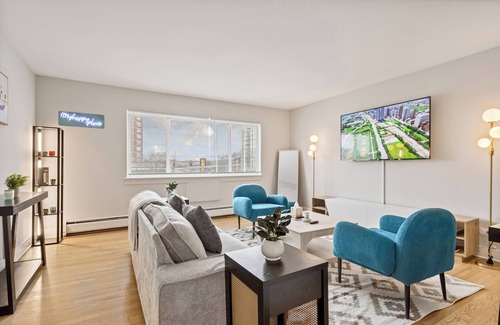 Des Plaines Appartement | Charming 2BR Near O'Hare – Relax & Explore