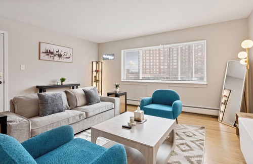Des Plaines Appartement | Charming 2BR Near O'Hare – Relax & Explore