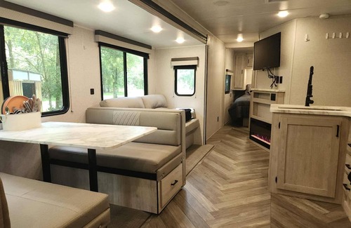 Keystone Heights Maison | Charming 2BR RV w/ AC, Near Lakes & Parks — Perfect for Families