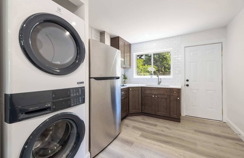 Oakdale Maison | Charming 2BR Retreat – Minutes to Uptown Charlotte