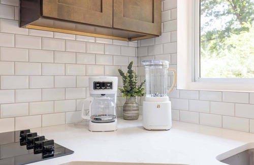 Oakdale Maison | Charming 2BR Retreat – Minutes to Uptown Charlotte
