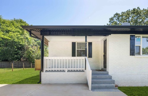 Oakdale Maison | Charming 2BR Retreat – Minutes to Uptown Charlotte