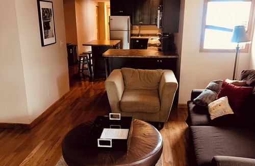 Summit Hill Appartement | Charming 2BR Retreat in Saint Paul’s Premier Neighborhood – Walkable & Serene