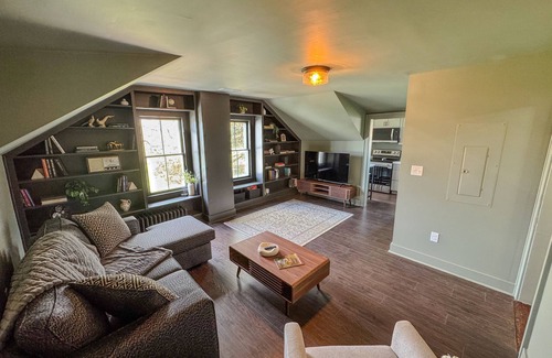 Romney Appartement | Charming 2BR Top-Floor Suite Renovated 1870 Home Porch, Fire Pit, Full Amenities