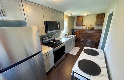 Romney Appartement | Charming 2BR Top-Floor Suite Renovated 1870 Home Porch, Fire Pit, Full Amenities
