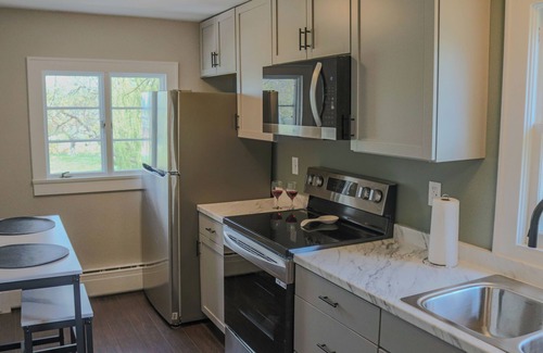 Romney Appartement | Charming 2BR Top-Floor Suite Renovated 1870 Home Porch, Fire Pit, Full Amenities