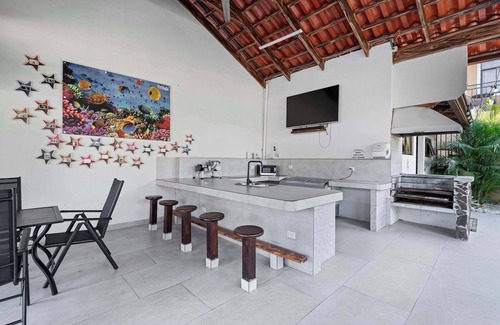 Coco Copropriété | Charming 2 BD Villa with Pool Access