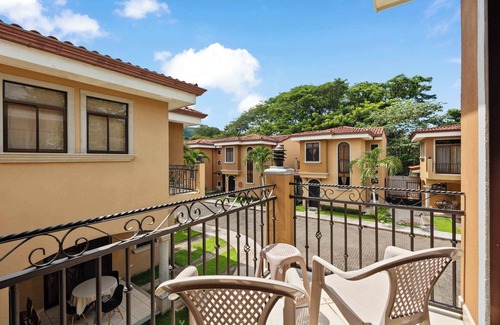 Coco Copropriété | Charming 2 BD Villa with Pool Access
