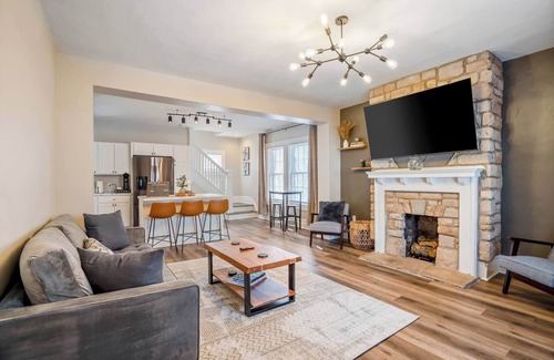 Weinland Park Maison | Modern Home w/ Hot Tub - Walk to OSU & Short North