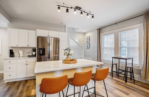 Weinland Park Maison | Modern Home w/ Hot Tub - Walk to OSU & Short North