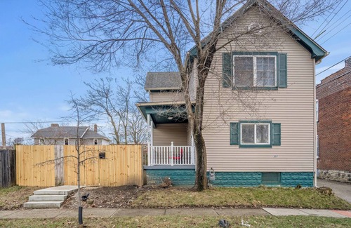 Weinland Park Maison | Modern Home w/ Hot Tub - Walk to OSU & Short North